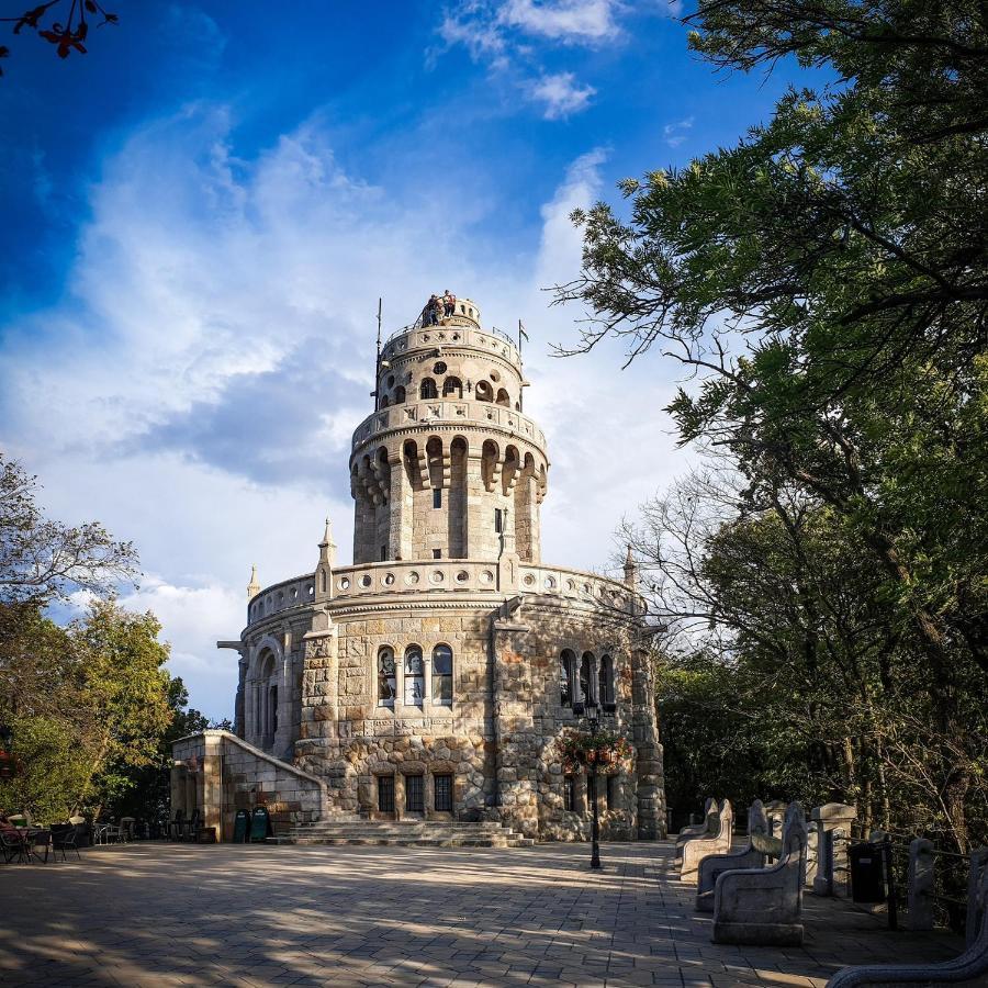 Romantic Two Bedroom Apartments In The Hills Of Budapest With Private Parking מראה חיצוני תמונה